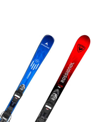 Deux skis de course, un Dynastar bleu et un Rossignol rouge et noir, avec fixations, sur fond blanc.